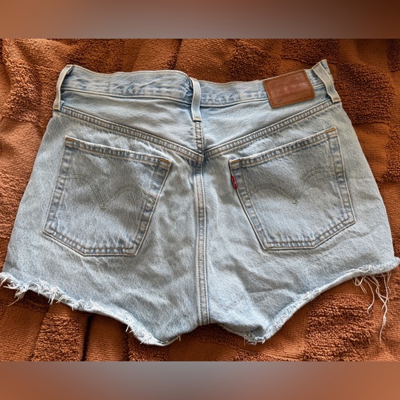 Levi’s 501® Original Fit High Rise Women’s Shorts in Luxor Heat - Picture 2 of 5
